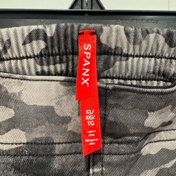 SPANX Stretch Mid Rise Twill Joggers Blackwash Camo - Picture 3 of 6